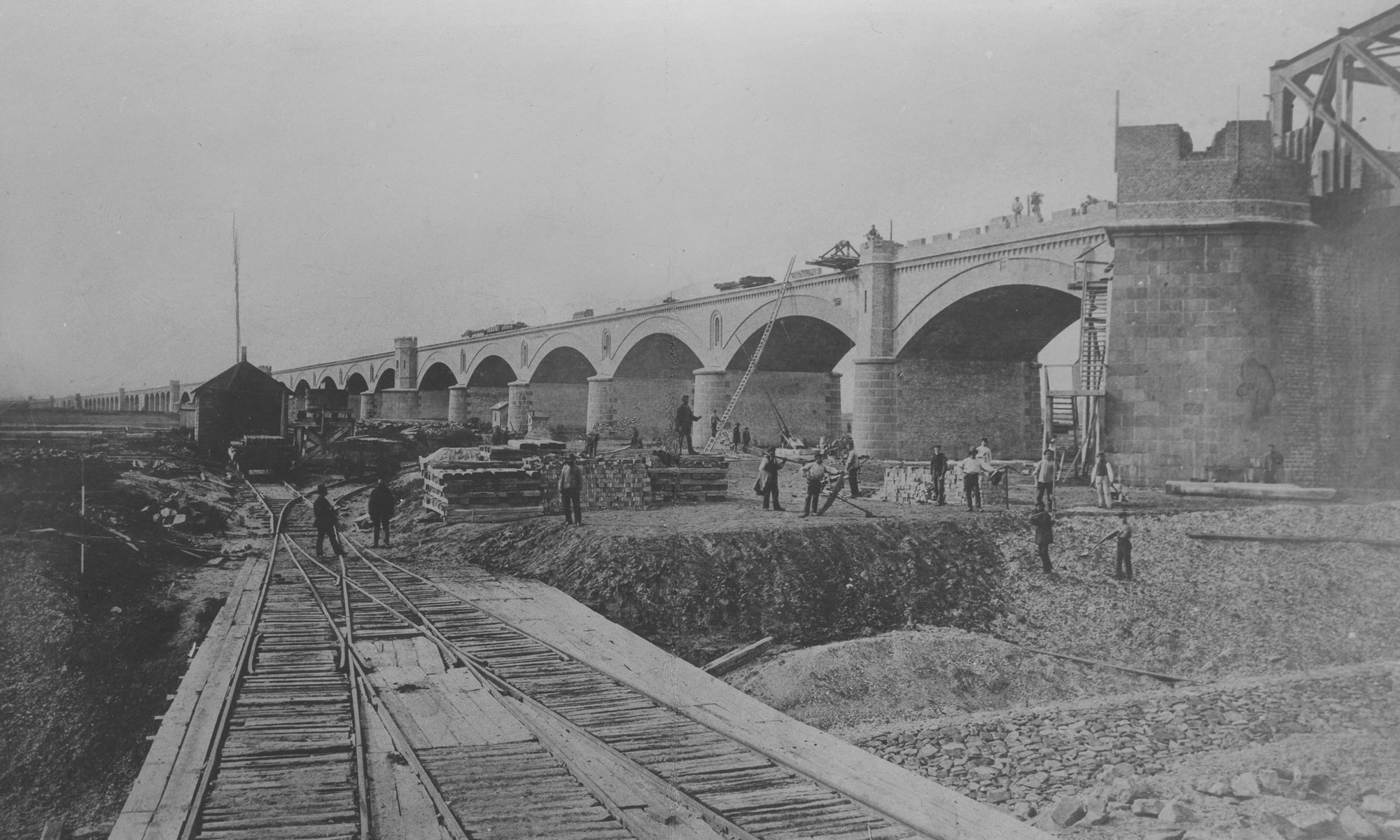 Bau-der-Eisenbahnbruecke